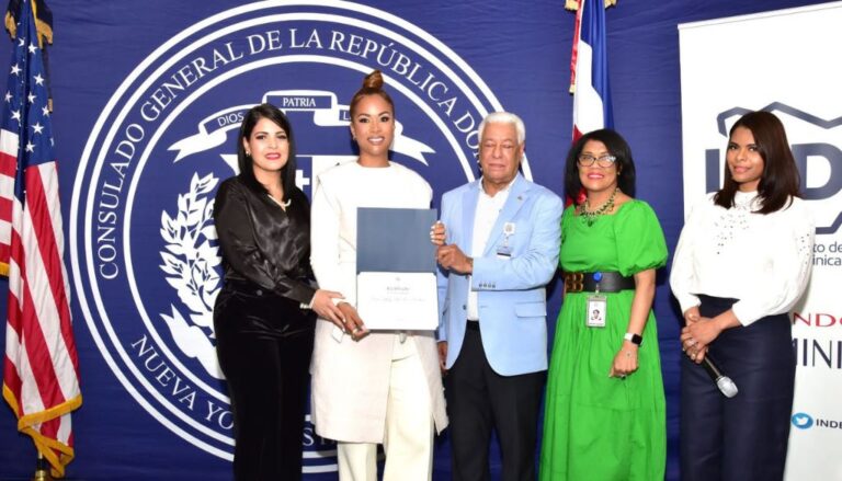 Doctora Yily de los Santos es reconocida en New York 