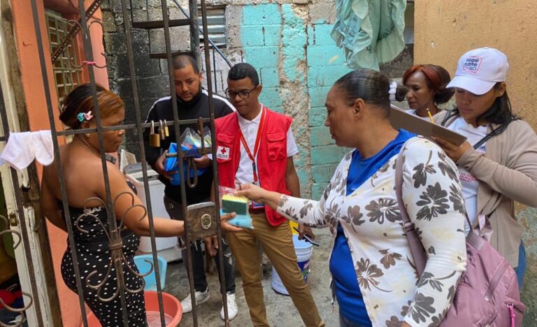 Orientan familias de Arroyo Hondo para prevención del cólera, dengue y malaria