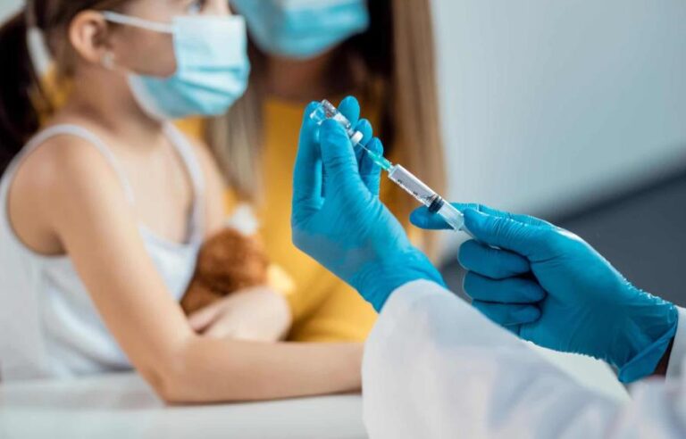 Recalcan importancia de vacunación contra la difteria desde el vientre de la madre