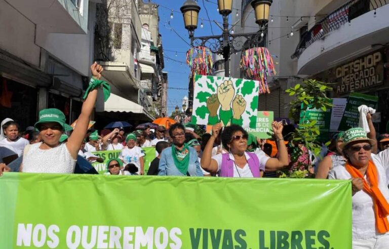 Mujeres dominicanas exigen despenalizar aborto y advierten de costo político