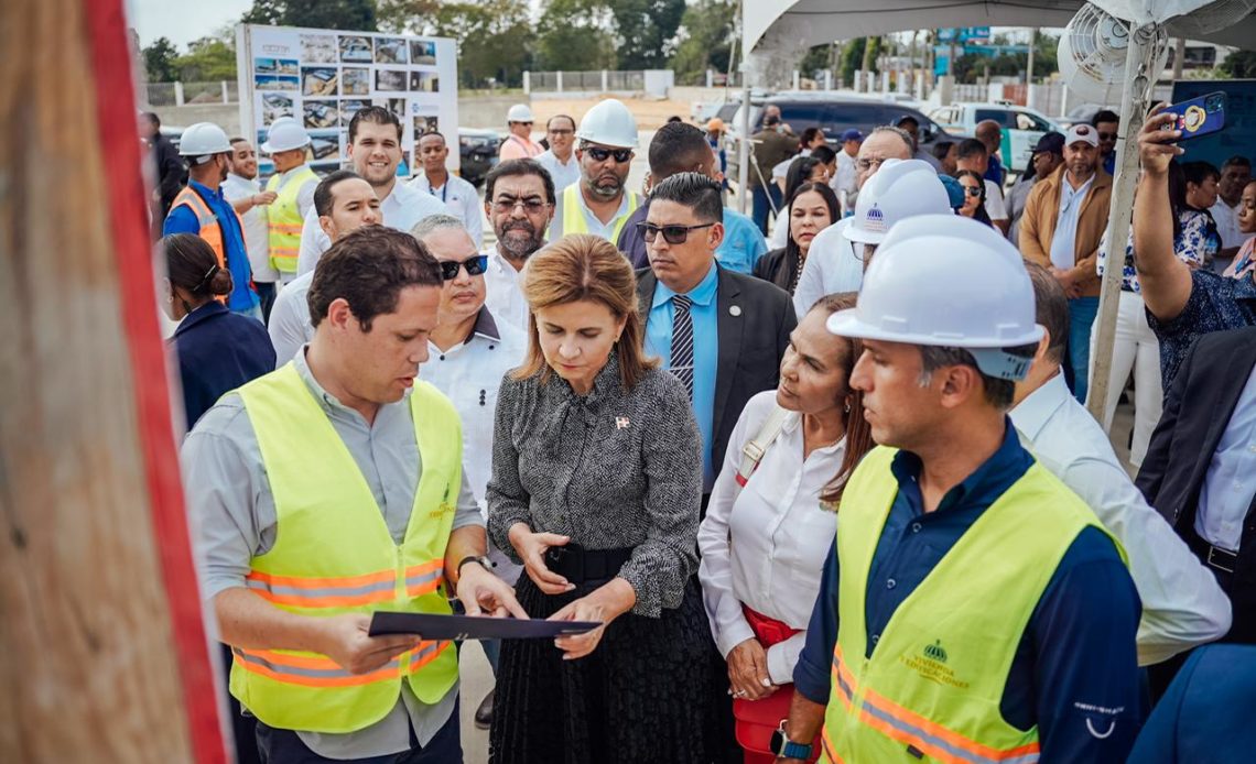 Vicepresidenta y Ministro de la Vivienda supervisan construcción del Hospital San Vicente de Paul en SFM