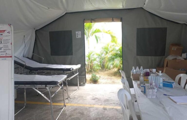 Vacío absoluto de pacientes en hospital móvil de Villa Liberación