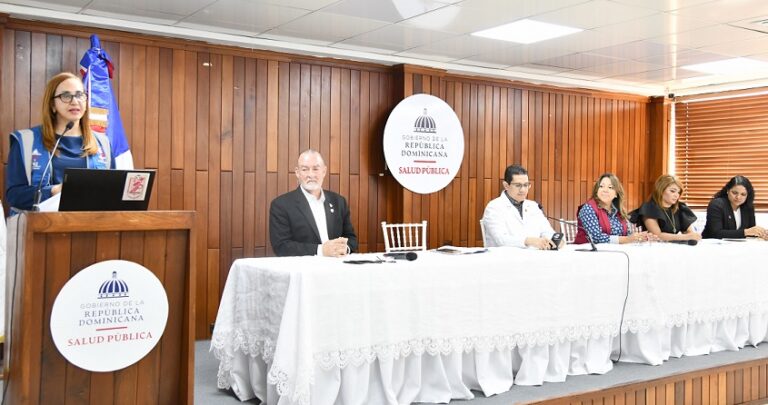 Inician en Dominicana vacunación de casi dos millones de personas