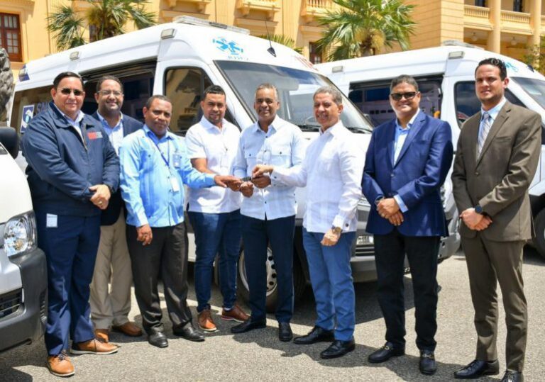 Gobierno entrega ambulancias para el servicio intra y extrahospitalario
