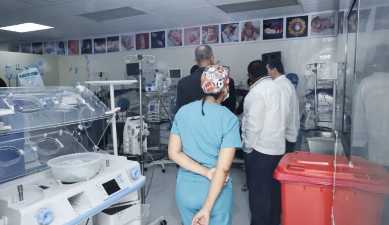 Mario Lama inspecciona Hospital de Los Mina
