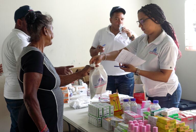 Desarrollo de la Comunidad interviene paraje La Reforma con jornada de salud y operativo de fumigación