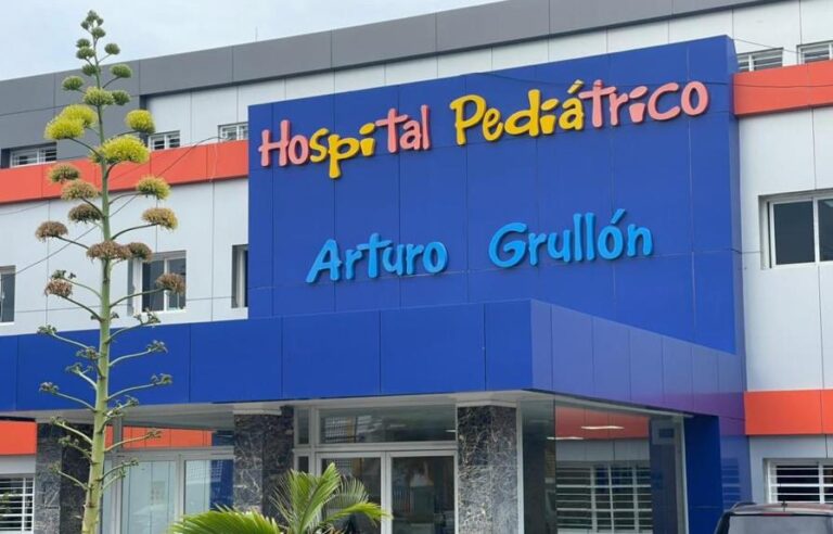 Muere niño baleado en intento de atraco en Santiago tras llegar de EEUU con su familia