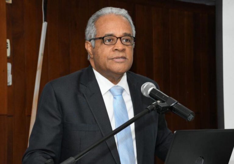 Exministro de Salud considera una falta grave fallecimiento de niños en maternidad de Los Mina SANTO DOMINGO, RD.- La muerte de 34 niños recién nacidos en el Hospital Materno San Lorenzo de Los Mina es una falta grave, la que no se debe tratar con paños tibios o evasiones. La advertencia es del titular de la Secretaría de Salud del Partido de la Liberación Dominicana, Rafael Sánchez Cárdenas, ex Ministro de Salud Pública, quien denunció de que en los casos reportados y en otros, se registra una alteración de la data de la mortalidad neonatal en el sistema de salud. “Es que con la no presentación de los reportes con trastornos de las muertes infantiles y la alteración de la información estadística real, se altera esta realidad”, dijo. “Decir que un niño que muere y tiene 30, 28 ó 29 días , que se supone viable, a que le pongan 26 para que entre en la posibilidad de muerte neonatal, diluirlo y no reconocer como muerte infantil, es un delito que amerita sanción”, comentó. Dijo que esto constituye un engaño a la sociedad y al sistema de salud y una falsedad que para los fines científicos, no puede ser utilizada para la toma de decisiones de políticas de salud, cuando se altera la base de datos sobre la que se puede pensar el sistema. “Lo que existe es un sistema que se ha puesto en juego, dirigido a bajar las estadísticas reales con fines de presentar a la nación una información falseada”, denunció Sánchez Cárdenas. El titular de la Secretaría de Salud del PLD dijo que tiene informes de que situaciones similares a la Maternidad de Los Mina ocurre en otros hospitales de la red pública, sugiriendo una investigación profunda dirigida por el Ministerio de Salud, el Colegio Médico, y sociedades especializadas en Ginecología y Pediatría, entre otras.