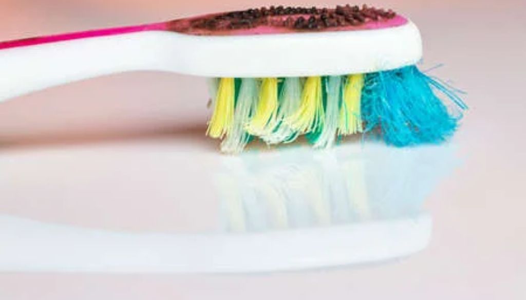 Moho en cepillo de dientes: ¿tirarlo o limpiarlo? 