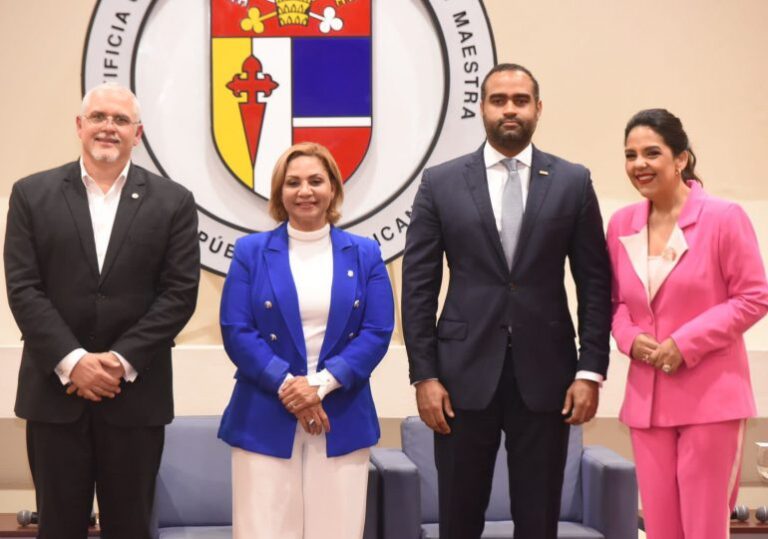 Realiza conversatorio sobre proyecto de ley que busca incluir la figura jurídica del acoso escolar en Código del Menor