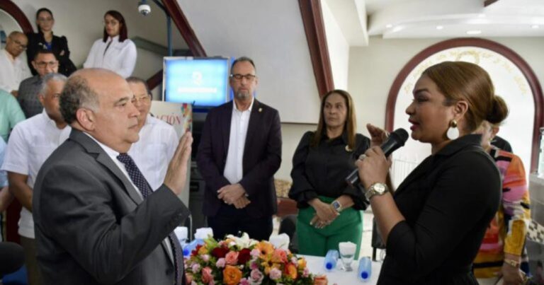 Juramentan nuevo director en Hospital San Vicente de Paul