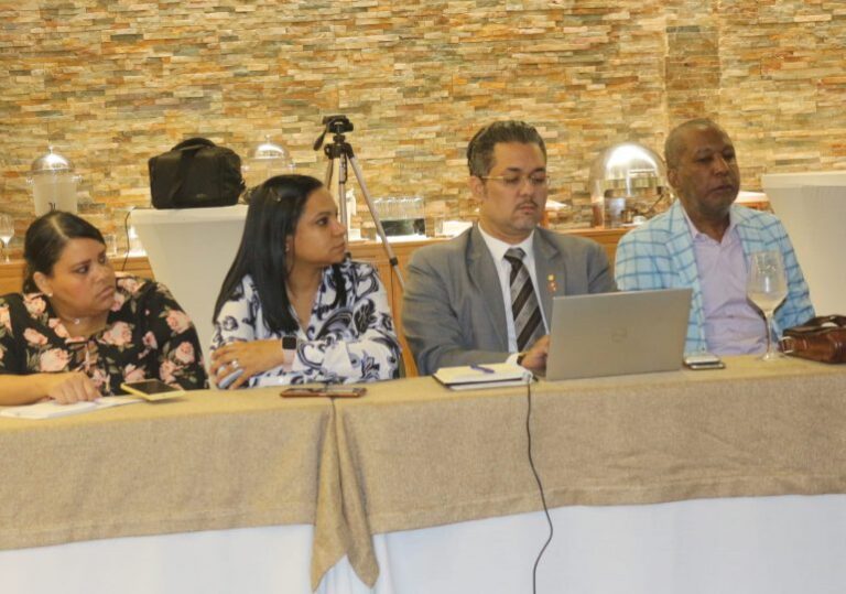 Autoridades sanitarias dialogan sobre salud de las personas que usan drogas en RD
