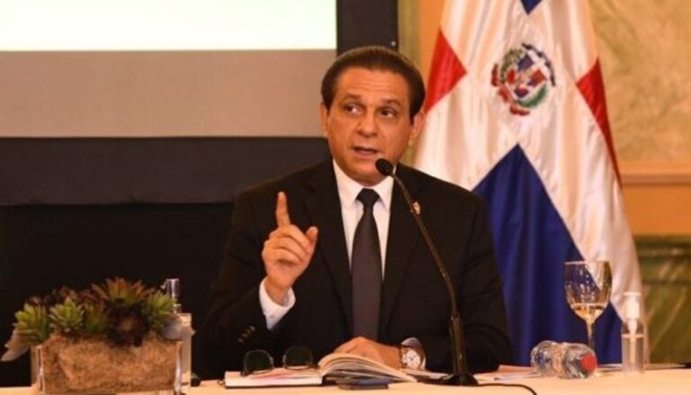 Ministro de Salud insta a empresas a prestar atención salud individual y familiar de trabajadores