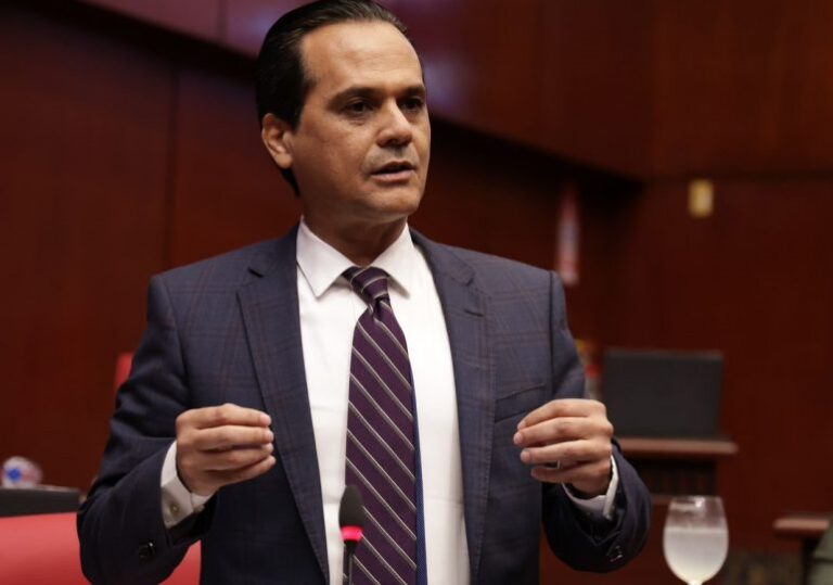 Senador del PRM denuncia CNSS y SISALRIL se encuentran secuestradas