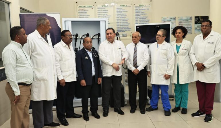 SNS entrega al Hospital Salvador B. Gautier torre endoscópica y designa 53 nuevos colaboradores