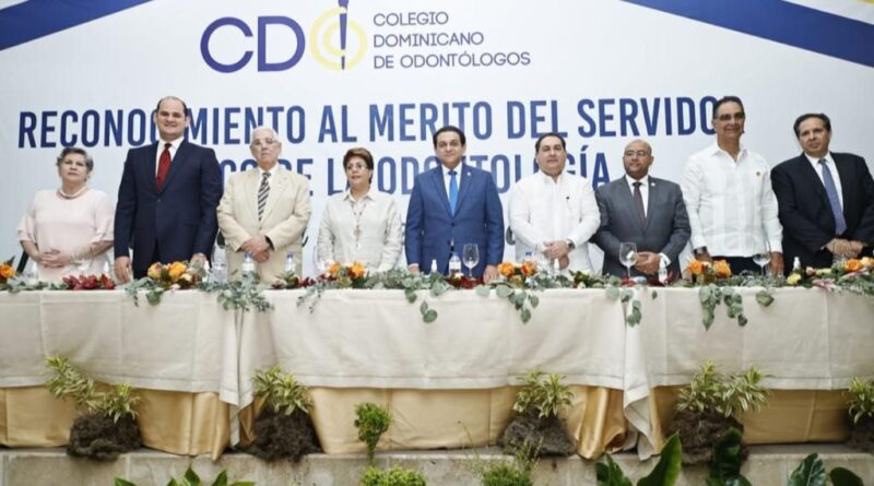Colegio Dominicano de Odontólogos distingue a servidores públicos