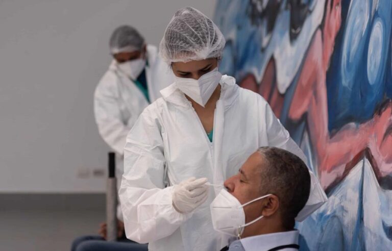 Neumóloga advierte no hay brote de Covid en el país, pero sí están subiendo los casos
