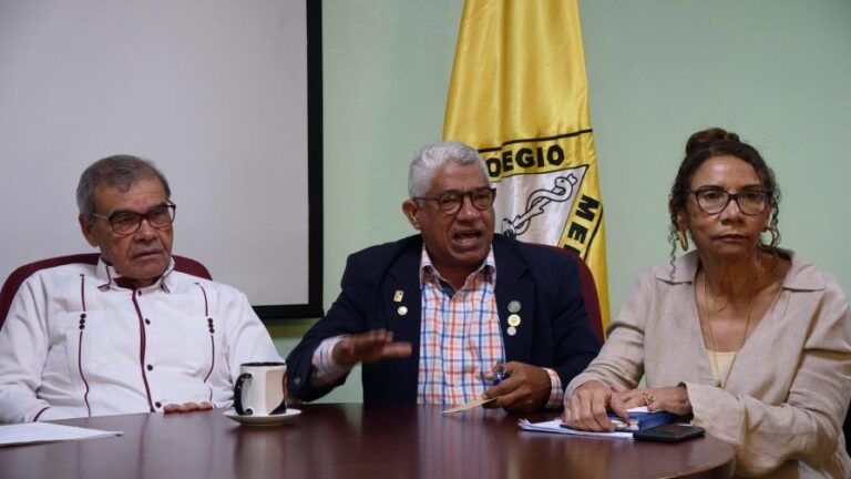 Médicos jubilados exigen revisión de pensiones y mejor seguro de salud