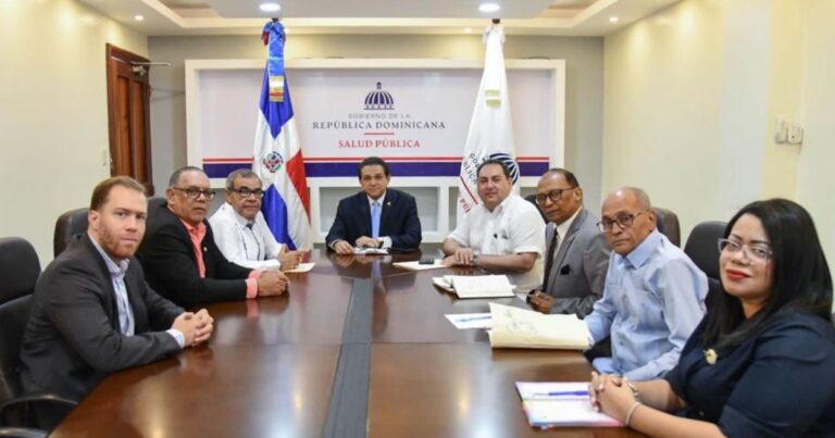 Autoridades crean 200 plazas a médicos pasantes de postgrado