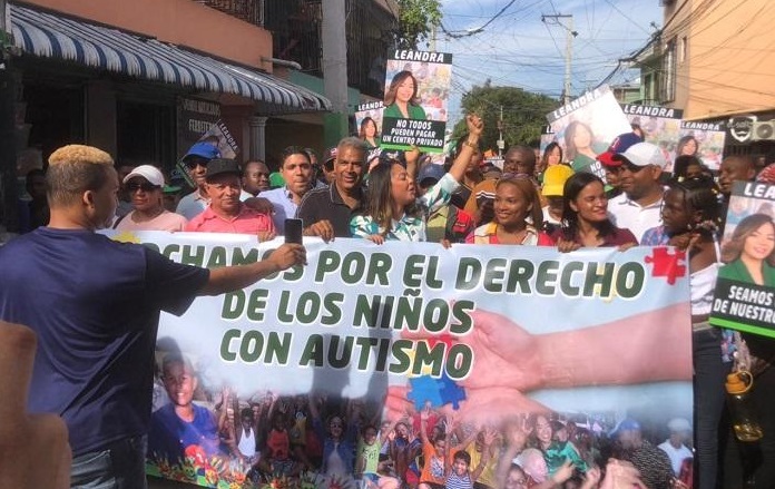 Cientos marchan en SDE por el derecho de los niños con autismo