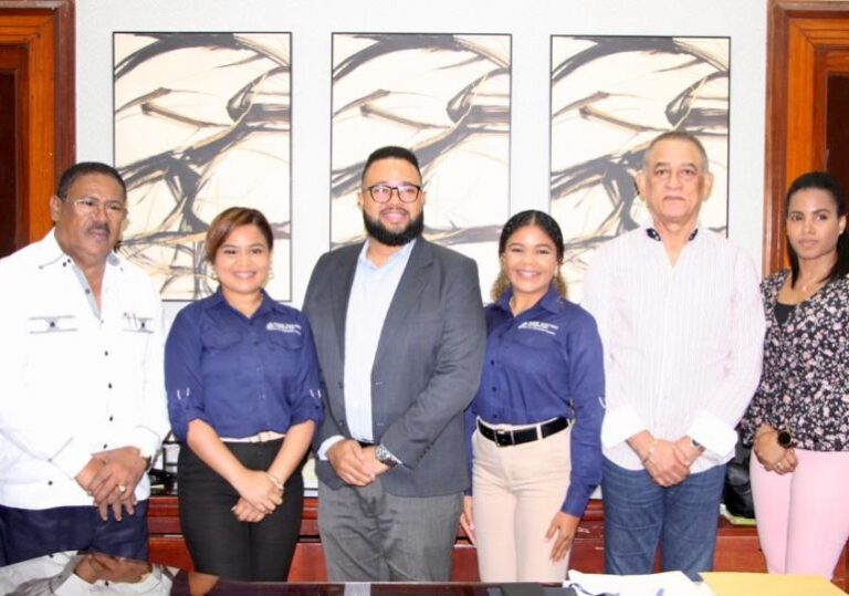 Servicio Regional de Salud Metropolitano recibe visita de Fundación Pedro Martínez