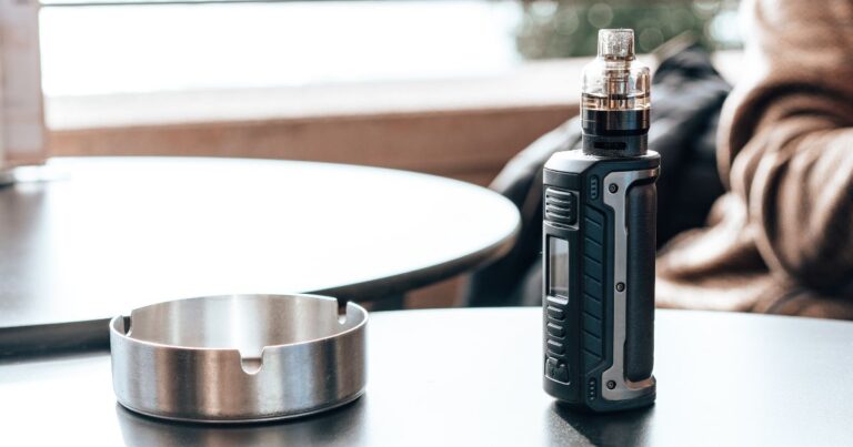 Odontólogos alertan riesgos de  vapeadores en salud bucodental
