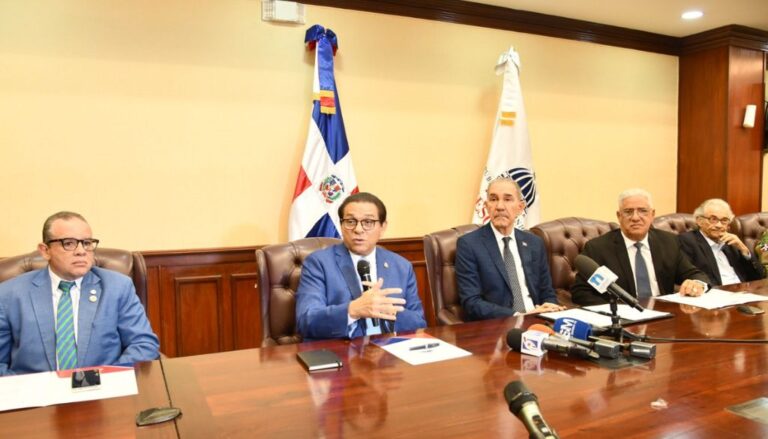 Autoridades inician recertificación médica que busca erradicar ejercicio ilegal de la medicina