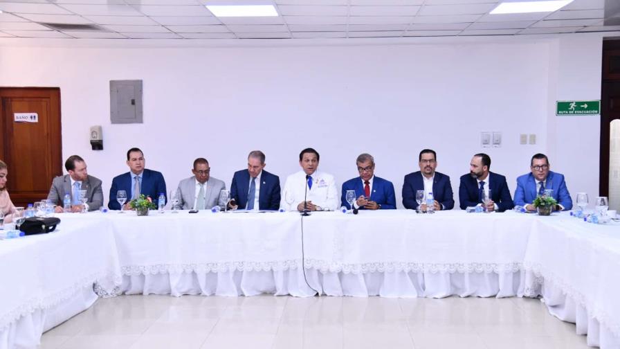 Autoridades dan plazo de tres meses a médicos para regularizar exequatur y habilitar centros