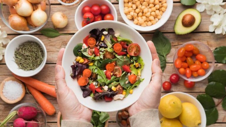 ¿Cómo el desbalance en la flora intestinal por falta de prebióticos afecta la salud?