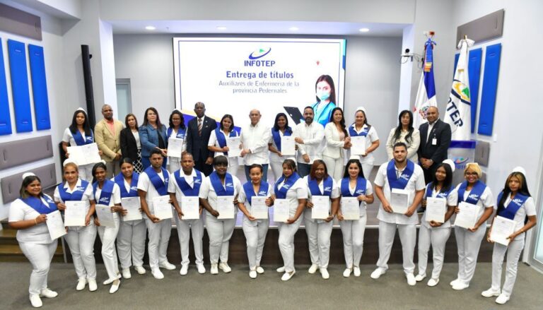 Certifican setenta y siete auxiliares enfermería en Pedernales 