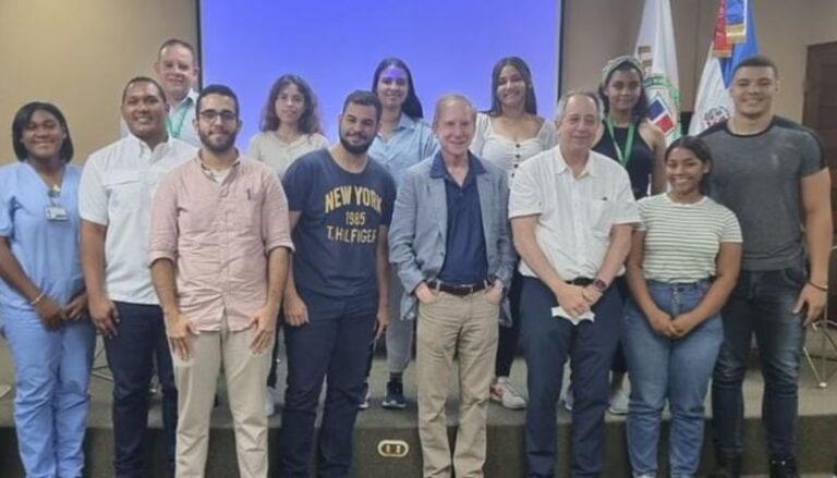 Realizan conferencia sobre inmunología e infectología