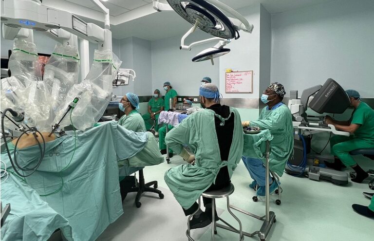 Realizan cirugía para cáncer de colon asistida por robot