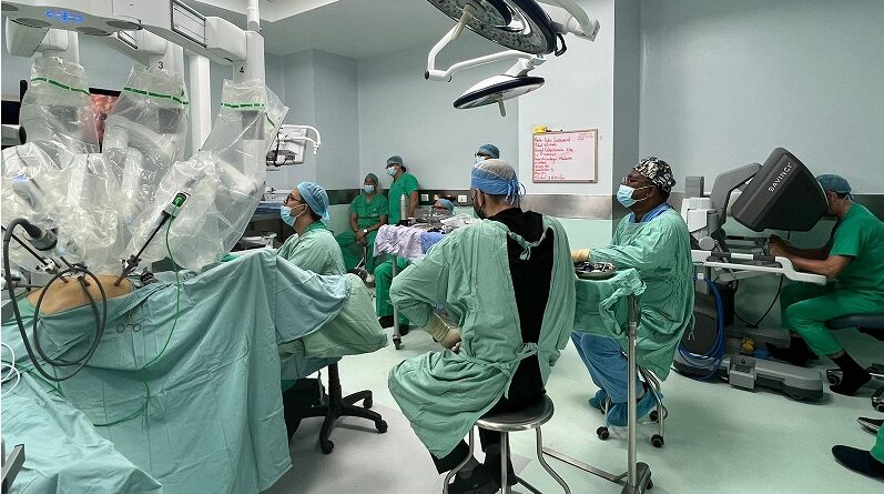 Realizan cirugía para cáncer de colon asistida por robot