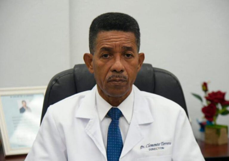 Clemente Terrero recibe reconocimiento por años de gestión en el Robert Reid Cabral