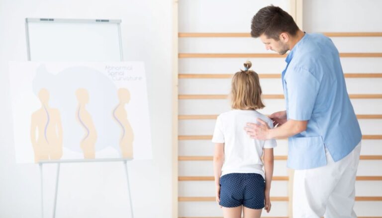 Crecimiento y Escoliosis: Impacto en los Niños y las opciones de tratamiento