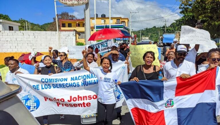 Personal de salud protesta en demanda entrega hospital