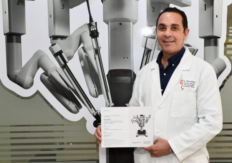 Doctor Pablo Mateo es certificado como cirujano de consola robótica