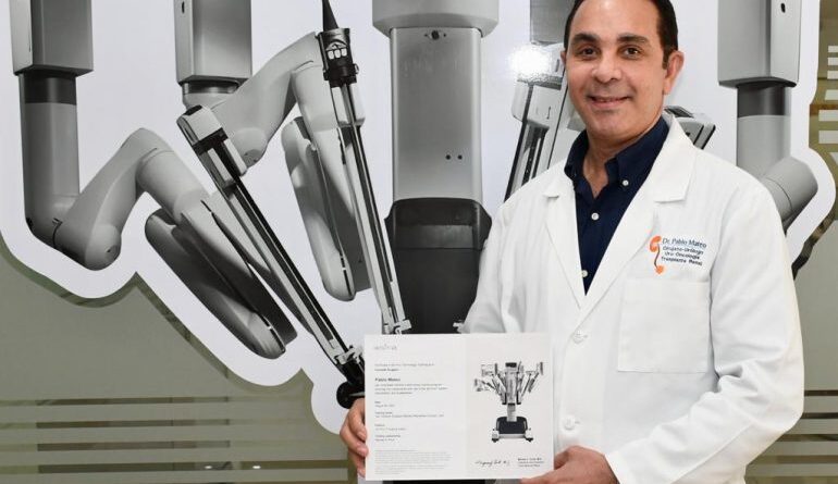 Doctor Pablo Mateo es certificado como cirujano de consola robótica
