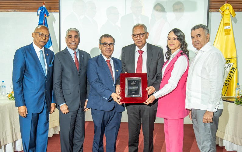 Director HOMS reconocido como Maestro de Medicina Dominicana