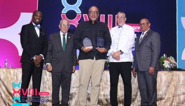 Pasados presidentes Sociedad Oncología son homenajeados en su congreso