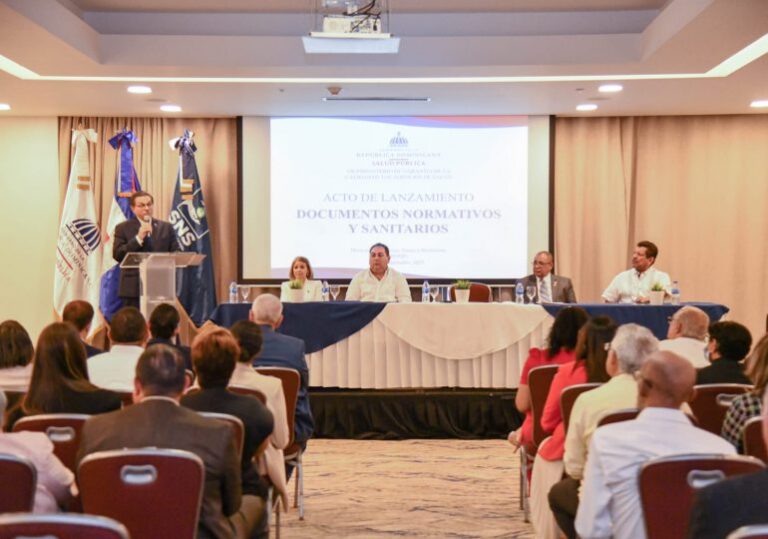 Presentan documentos que normatizan sistema sanitario