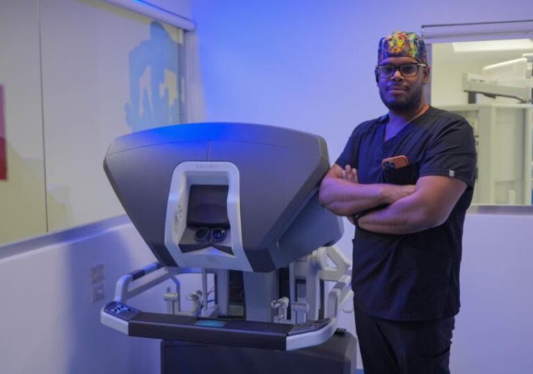Doctor Constanzo Garrido realiza primera cirugía bariátrica por robot en RD