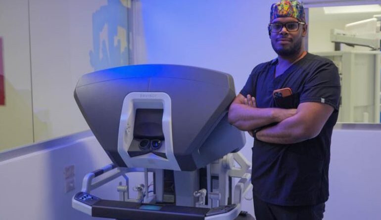 Doctor Constanzo Garrido realiza primera cirugía bariátrica por robot en RD