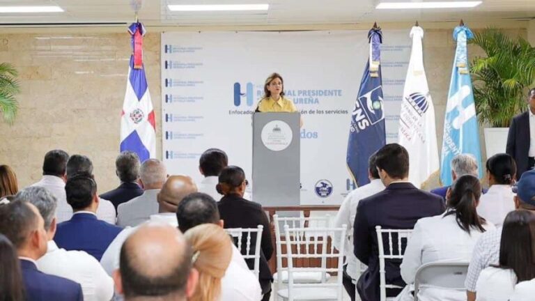 Vicepresidenta Raquel Peña entrega tomógrafo a Hospital presidente Estrella Ureña en Santiago