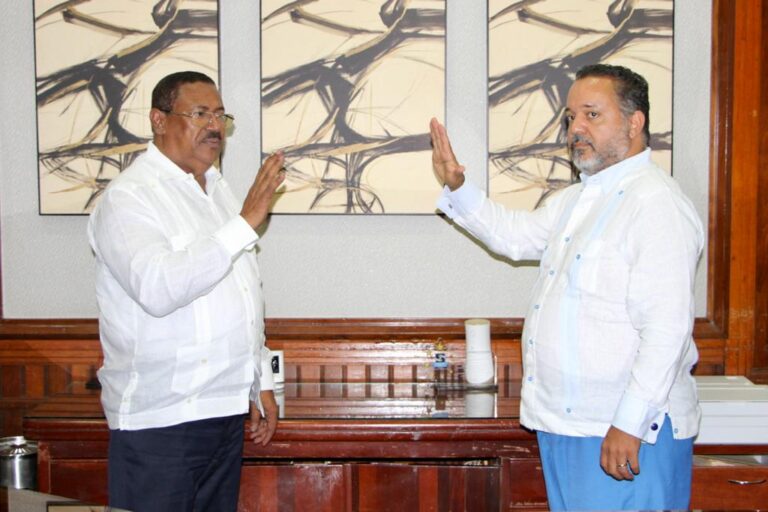 Juramentan nuevo director en hospital Rodolfo de la Cruz Lora