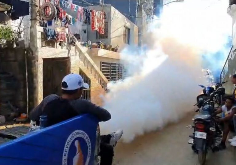 Realizan jornada de fumigación y distribuyen mosquiteros para combatir el dengue en el Gran Santo Domingo