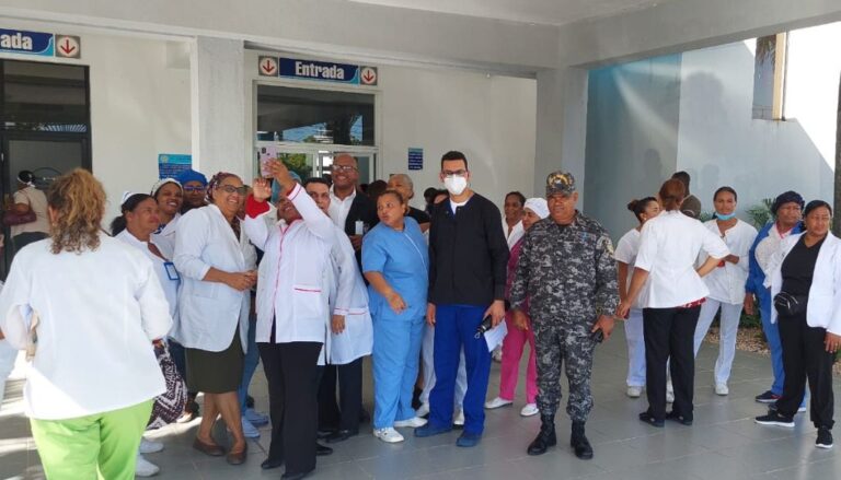 Denuncian nepotismo desmedido, falta insumos y deuda al personal en hospital 