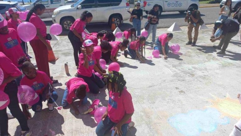 Realizan jornada de pintura con tiza para crear consciencia sobre el embarazo adolescente