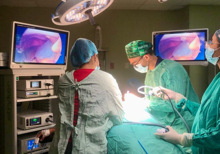 Ney Arias Lora entrega modernos equipos de laparoscopía mínimamente invasiva área de Cirugía General