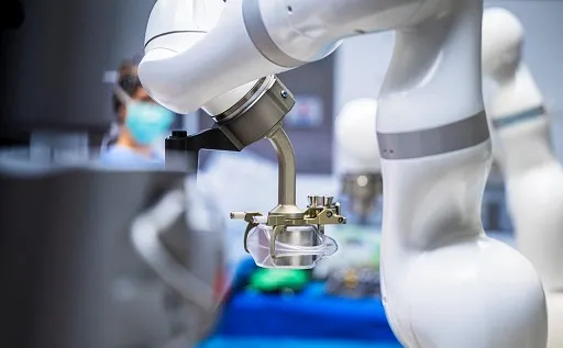 Realizan primera cirugía bariátrica con robot y tecnología magnética